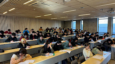 escolares sentados en sala de clases