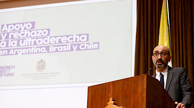 Profesor Cristóbal Rovira presentando el estudio desde el podio.