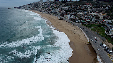 Vista aérea de la costa en Reñaca, región de Valparaíso.