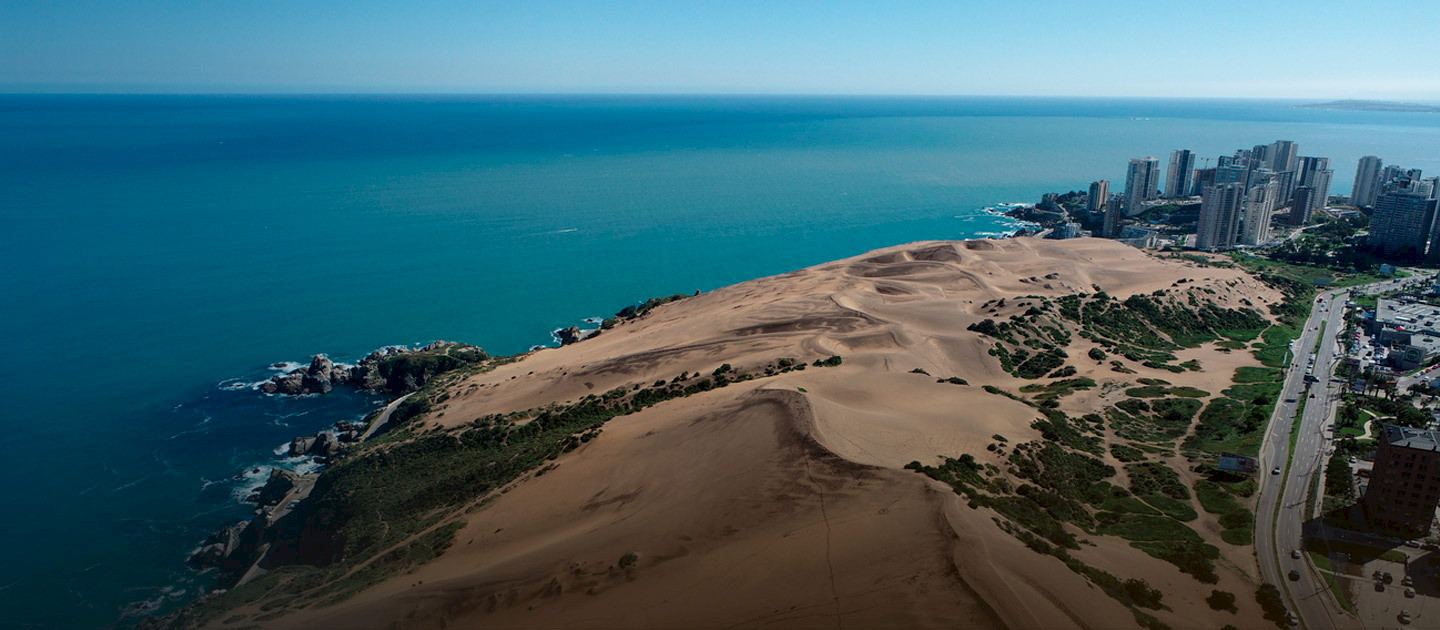 Vista aérea de las dunas de Concón, región de Valparaíso.