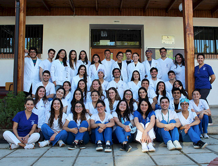 Grupo de voluntarios que participan en el proyecto Odontomóvil.