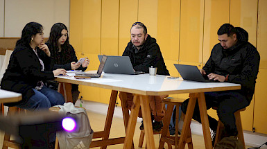 personas sentadas frente a una mesa