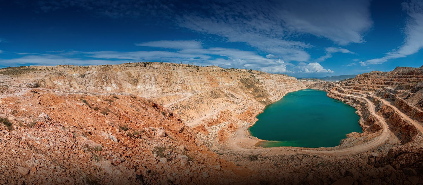 Agua en medio de una exploración minera.