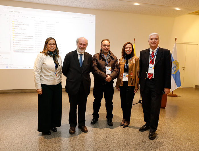 Panelistas del seminario Democracia y paz: Retos, iniciativas y propuestas desde Perú, Chile y Colombia.