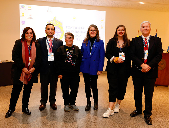 Panelistas del seminario Democracia y paz: Retos, iniciativas y propuestas desde Perú, Chile y Colombia.