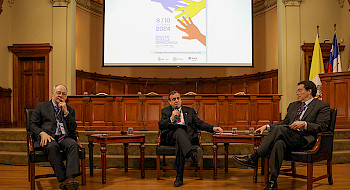 Rectores de las universidades pontificias de Chile, Perú y Colombia exponiendo en el seminario.