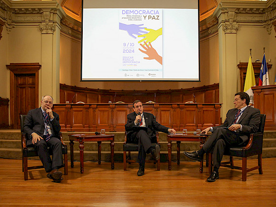 Rectores de las universidades pontificias de Chile, Perú y Colombia exponiendo en el seminario.