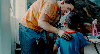 Un niño siendo atendido por una doctora