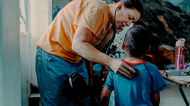 Un niño siendo atendido por una doctora