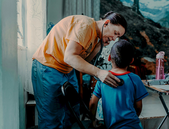 Un niño siendo atendido por una doctora