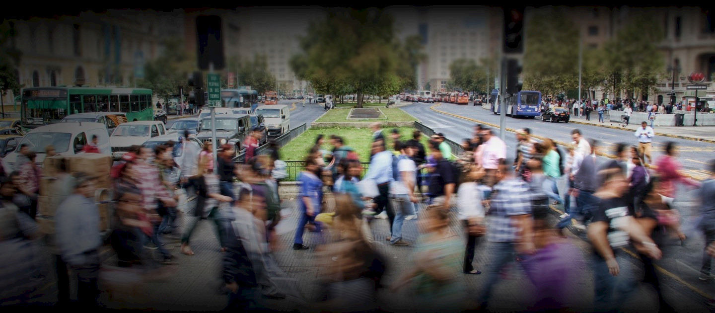 Personas caminando por la calle