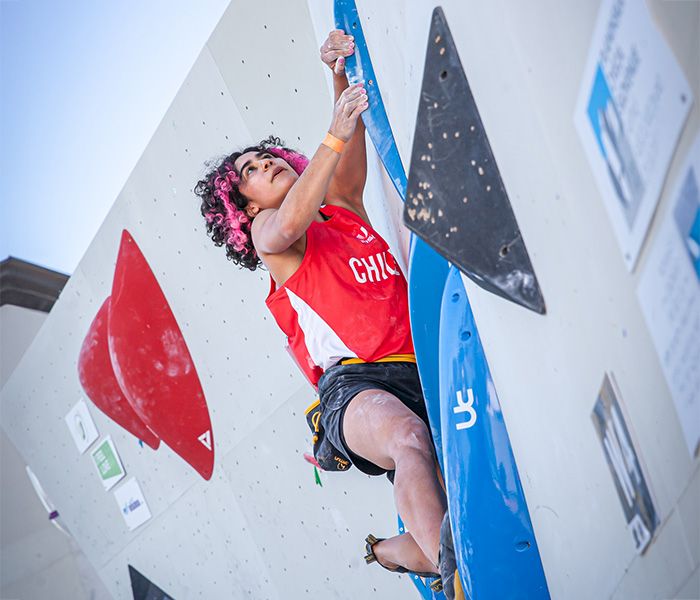 Joven escalando en un boulder