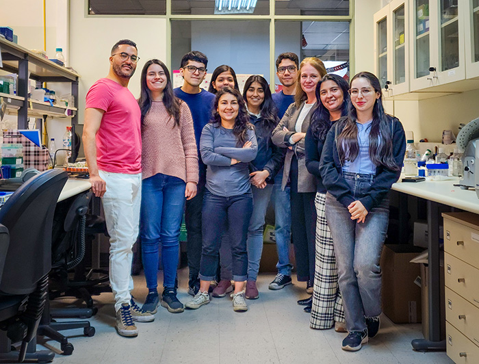 María Isabel Yuseff y equipo en su laboratorio.