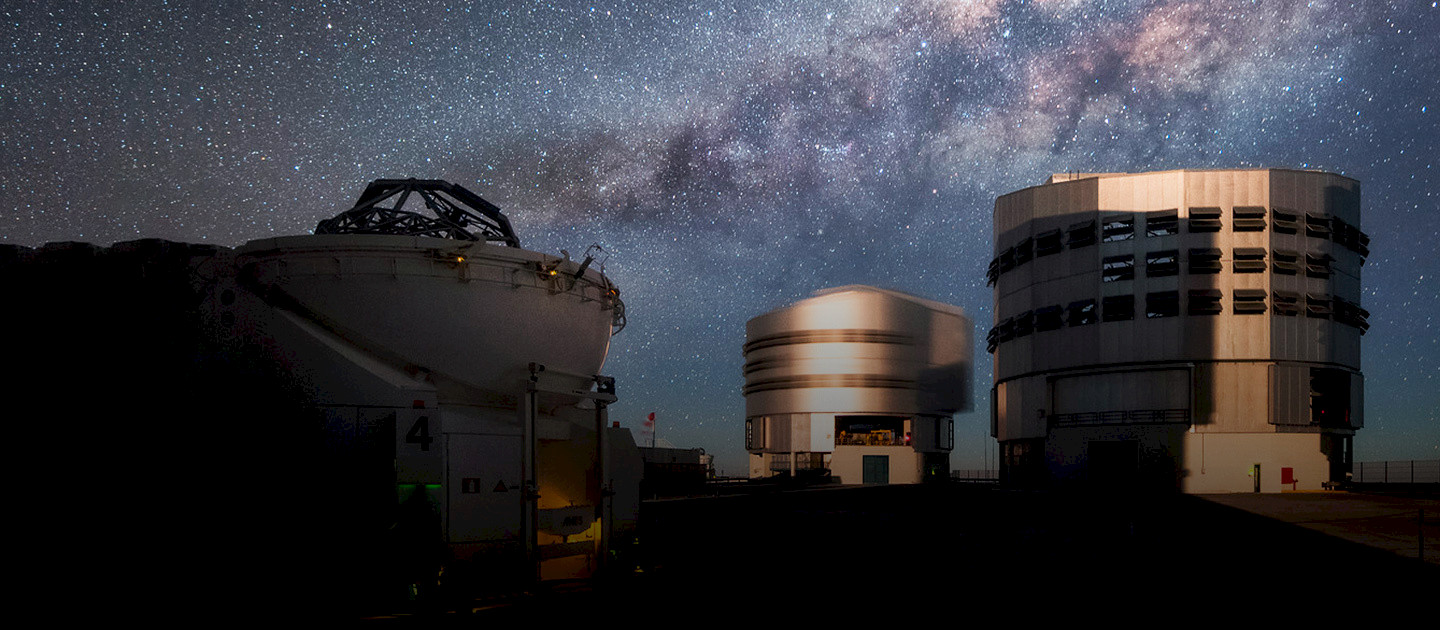 Very Large Telescope de noche con la Vía Láctea de fondo