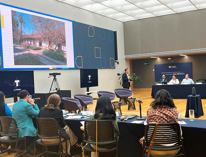 El rector Ignacio Sánchez haciendo una presentación durante la cumbre de La Tríada.