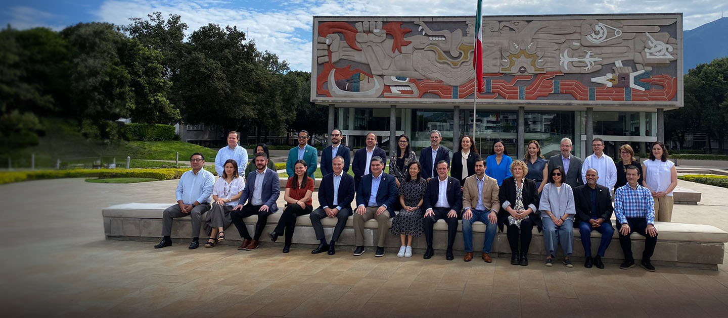 Participantes de la cumbre de rectores de La Tríada en el frontis de uno de los edificios del Tec de Monterrey, en el campus Monterrey.