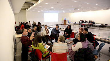 Grupos de conversación en Foro Universitario UC 2024.- Foto Karina Fuenzalida, Dirección de Comunicaciones UC