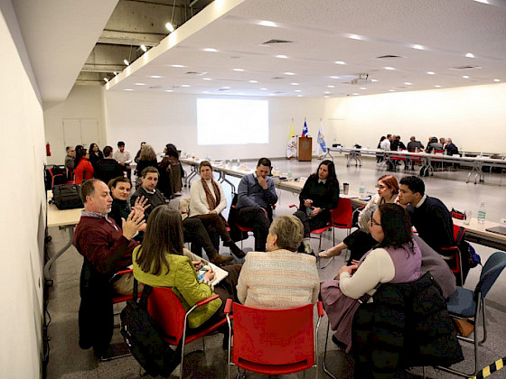 Grupos de conversación en Foro Universitario UC 2024.- Foto Karina Fuenzalida, Dirección de Comunicaciones UC