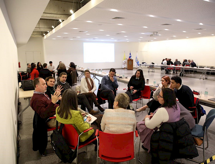 Grupos de conversación en Foro Universitario UC 2024.- Foto Karina Fuenzalida, Dirección de Comunicaciones UC