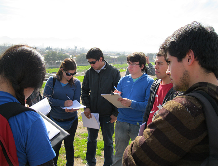 Un grupo de estudiantes tomando notas en terreno