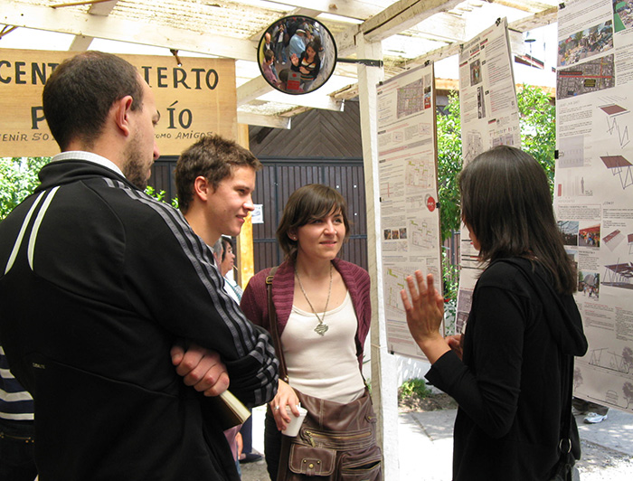 Un grupo de jóvenes en un espacio de presentación de un proyecto