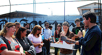 Estudiantes presentando una maqueta a la comunidad