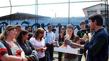 Estudiantes presentando una maqueta a la comunidad