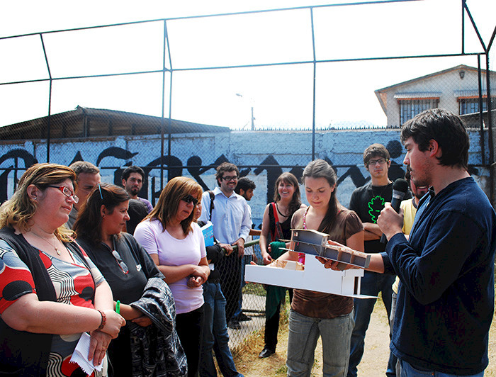 Estudiantes presentando una maqueta a la comunidad