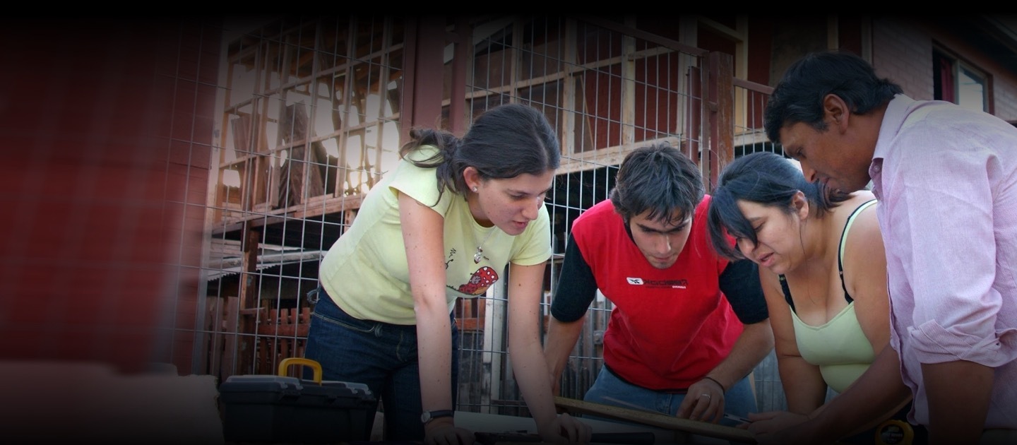 Estudiantes junto a personas de una comunidad trabajando en un proyecto