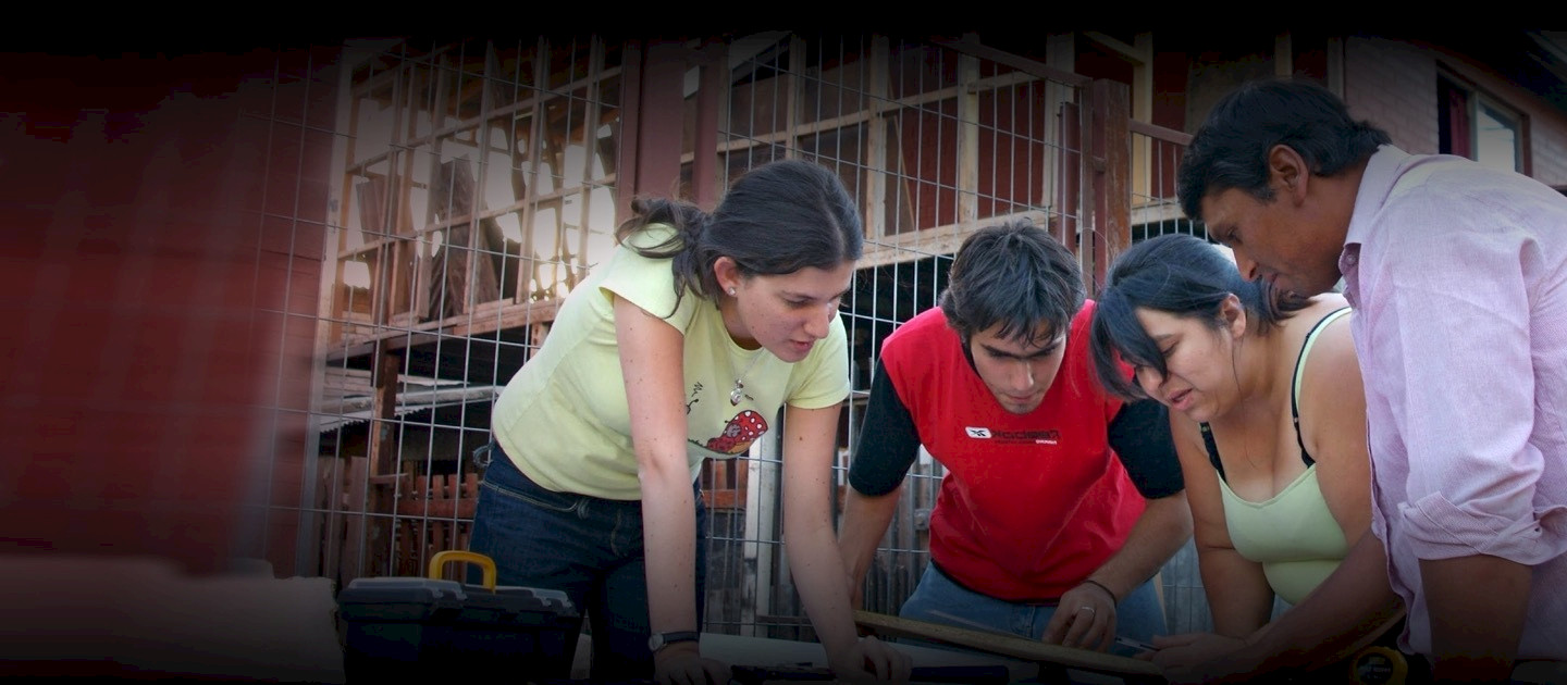 Estudiantes y personas de la comunidad trabajan juntos en un proyecto