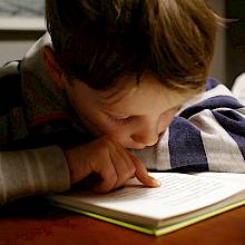 Niño leyendi un libro