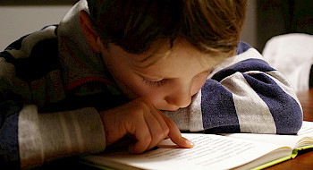 Niño leyendi un libro