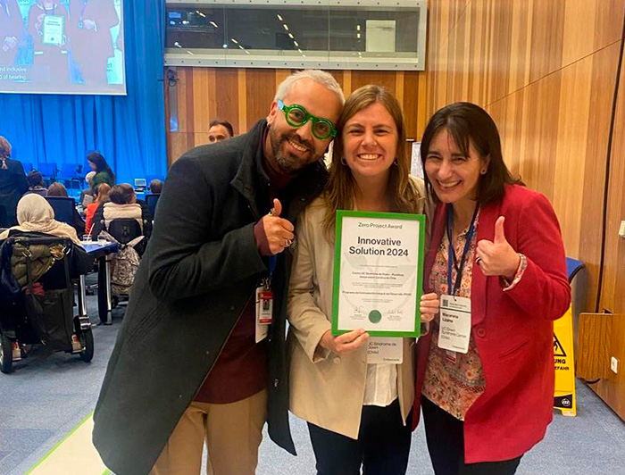 Equipo del Centro UC Síndrome de Down recibiendo el premio de Zero Project.