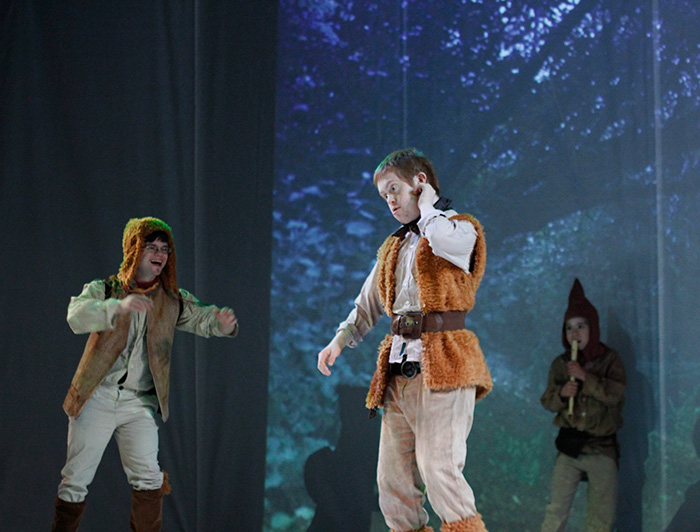 Jóvenes con síndrome de Down actuando en una obra de teatro. 