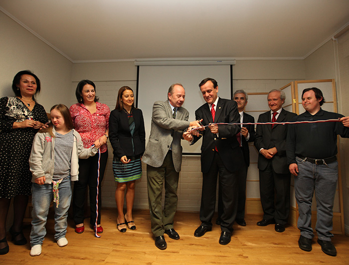 Francisco Bozinovic y rector Ignacio Sánchez cortan la cinta en la inauguración del Centro UC Síndrome de Down en 2014.