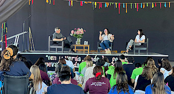 Personas frente a un escenario