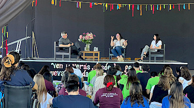 Personas frente a un escenario