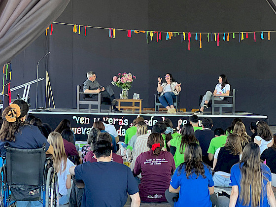 Personas frente a un escenario