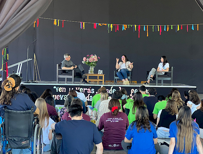 Personas frente a un escenario