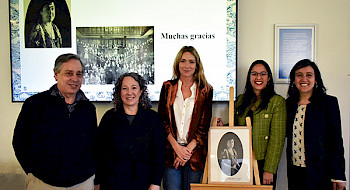 dos mujeres sentadas frente a una mesa