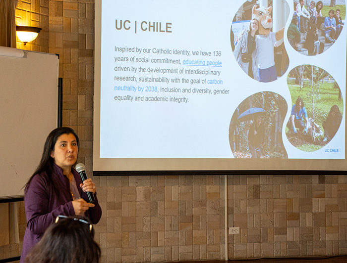 La vicerrectora de Asuntos Internacionales Lilian Ferrer exponiendo en una reunión de HUC.