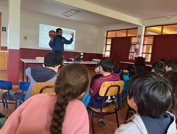 El astrónomo Simón Ángel realizando una charla a niños y niñas en la Escuela Gabriela Mistral de Puerto Río Tranquilo. 