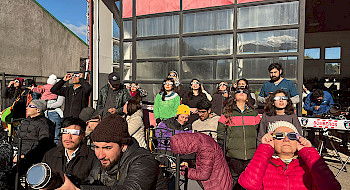 Personas observando el eclipse