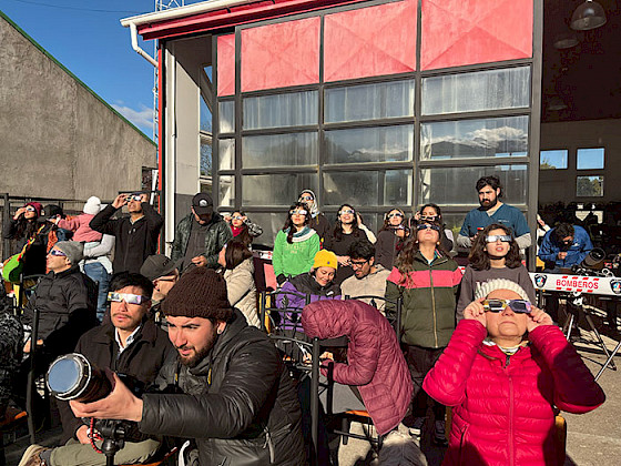 Personas observando el eclipse