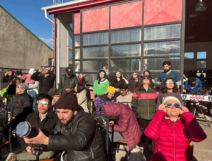 Personas observando el eclipse