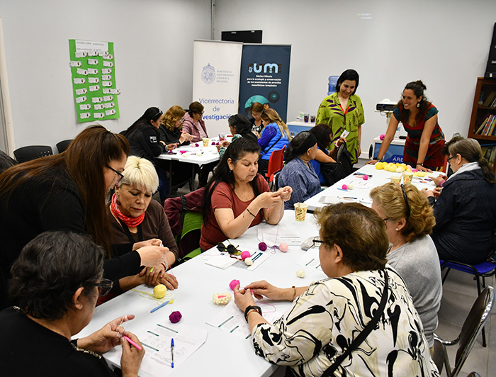 Mujeres tejen a crochet como parte de las actividades del taller “Tramares, tejiendo arrecifes”.