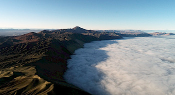 Vista aérea de niebla y desierto.