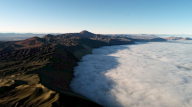 Vista aérea de niebla y desierto.