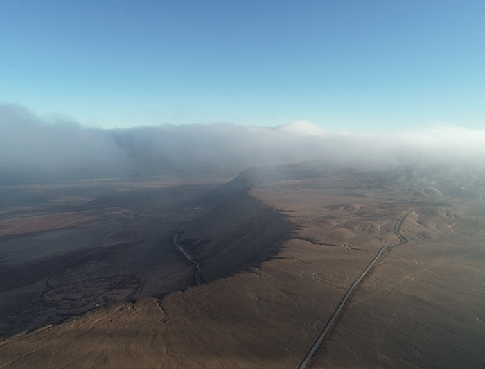 Vista aérea de la niebla sobre el desierto.