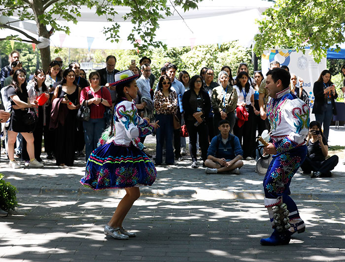 Bailes y comidas típicas fueron parte del Encuentro de las Culturas en el Campus San Joaquín. 